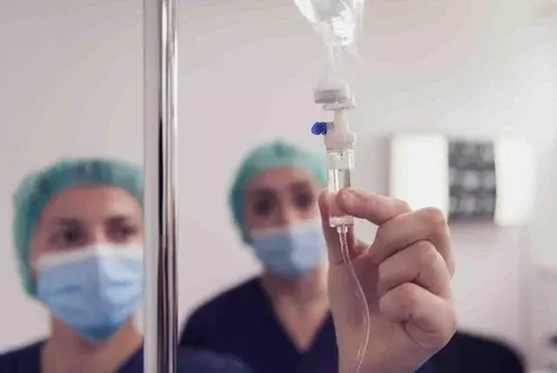 Лечение алкоголизма в стационаре Медсестра готовит капельницу для лечения алкоголизма в стационаре